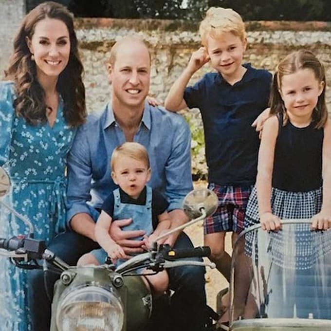 Los duques de Cambridge y sus hijos felicitan la Navidad motorizados y de lo más veraniegos