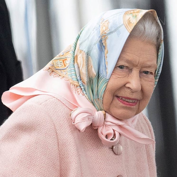 Pañuelo en ristre y viaje en tren: Isabel II ya está de vacaciones de Navidd