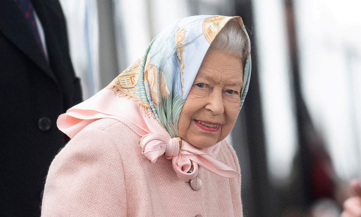 Pañuelo en ristre y viaje en tren: Isabel II ya está de vacaciones de Navidd