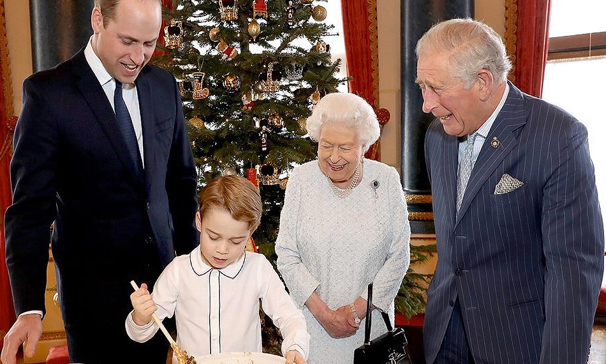 Nuevas imágenes del 'chef' George de Cambridge con la Reina, su padre y su abuelo 