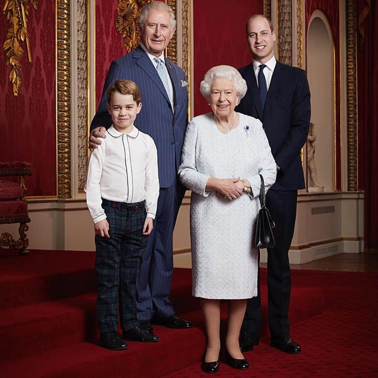 George de Cambridge, el gran protagonista del nuevo posado que reúne el presente y futuro de la Corona británica