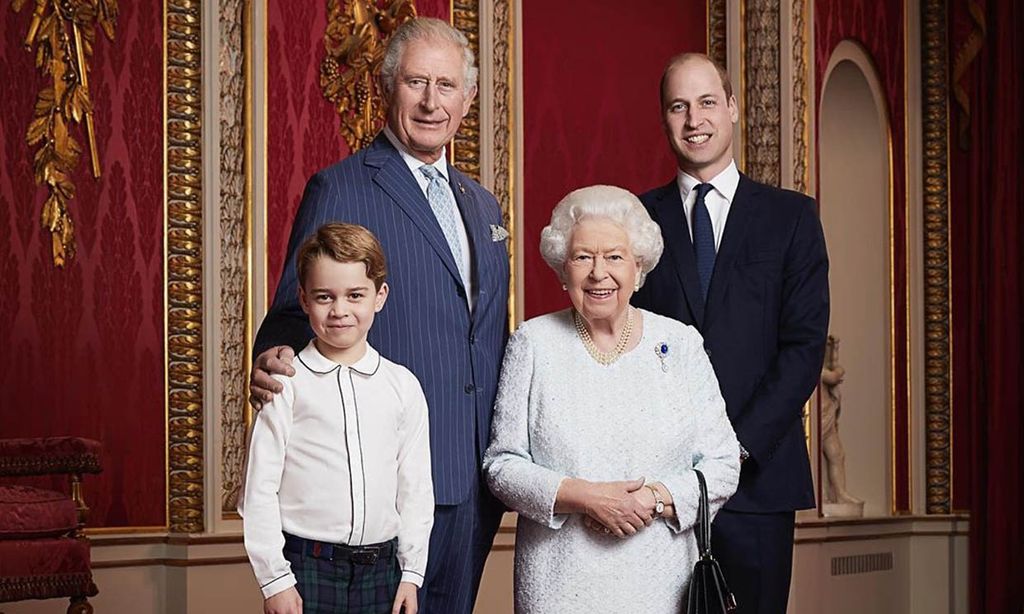 Las anécdotas tras el posado con el que Isabel II, Carlos, Guillermo y George celebran el inicio de una década