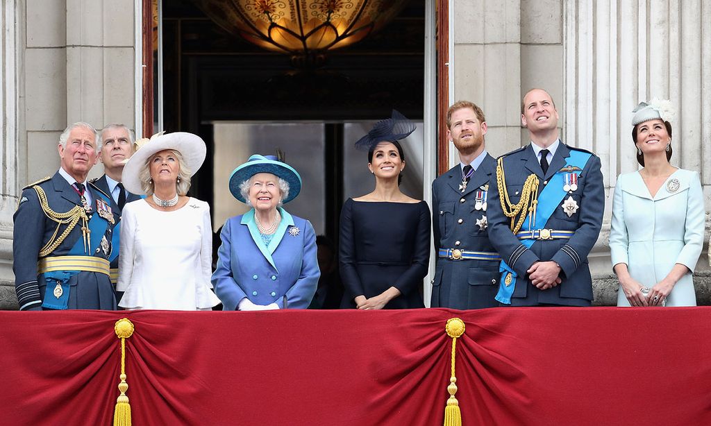 Isabel Ii El Principe Carlos Y El Duque De Cambridge Buscan Como Ayudar A Los Duques De Sussex