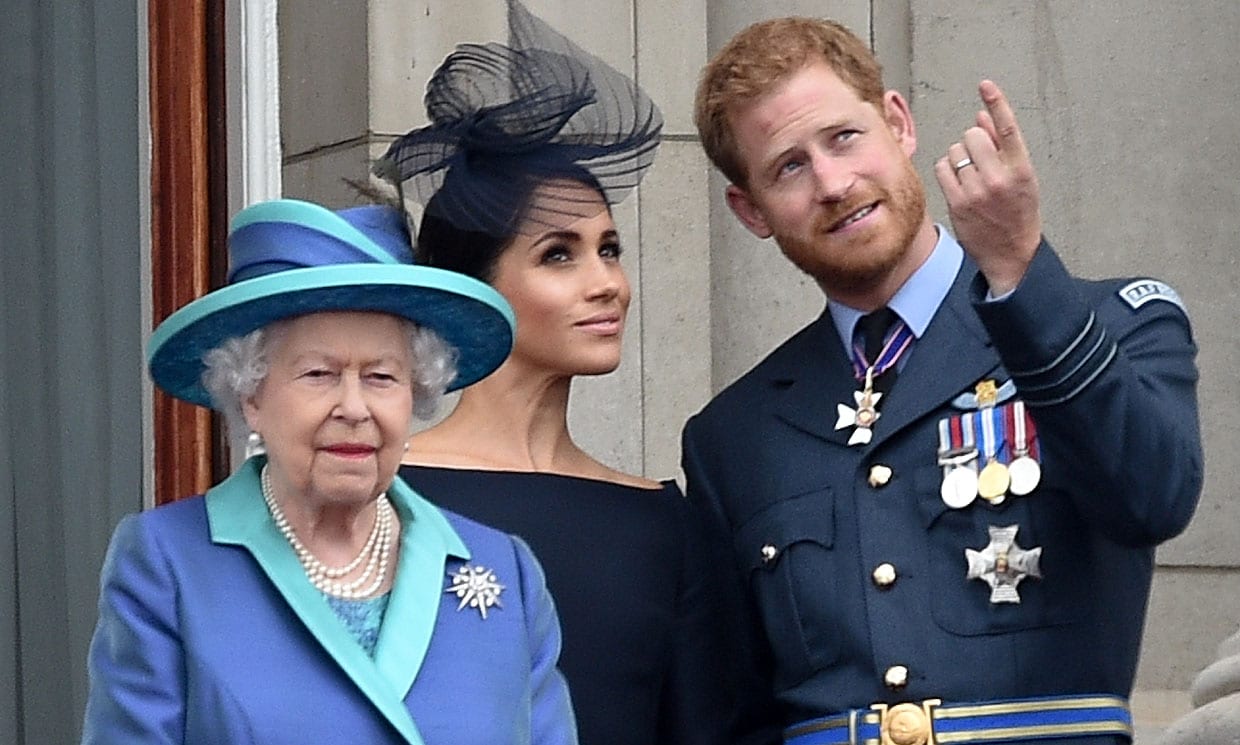 Isabel II convoca una cumbre familiar este lunes para abordar la crisis de los duques de Sussex