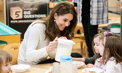 ¡Hora del desayuno! Kate Middleton con las manos en la masa en la cocina del cole