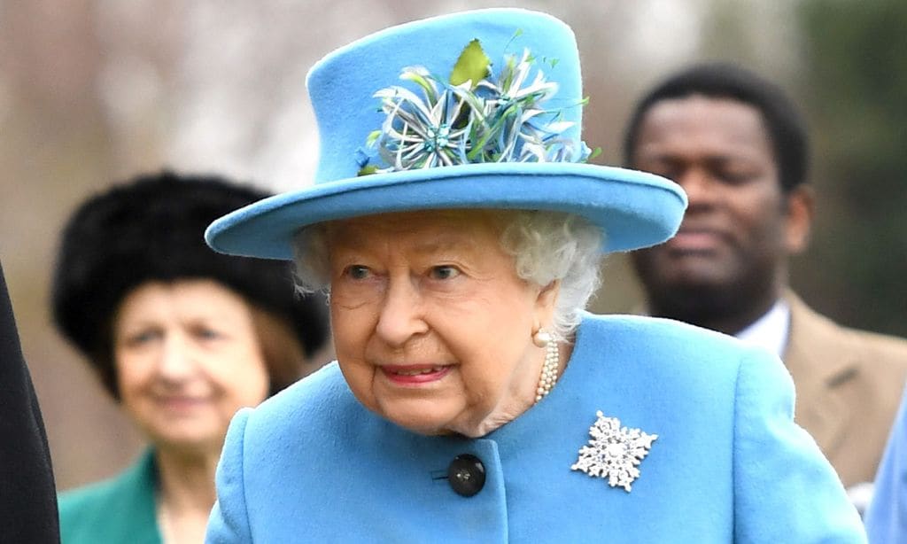 Isabel II lanza un mensaje a los duques de Sussex a través de su 'outfit'