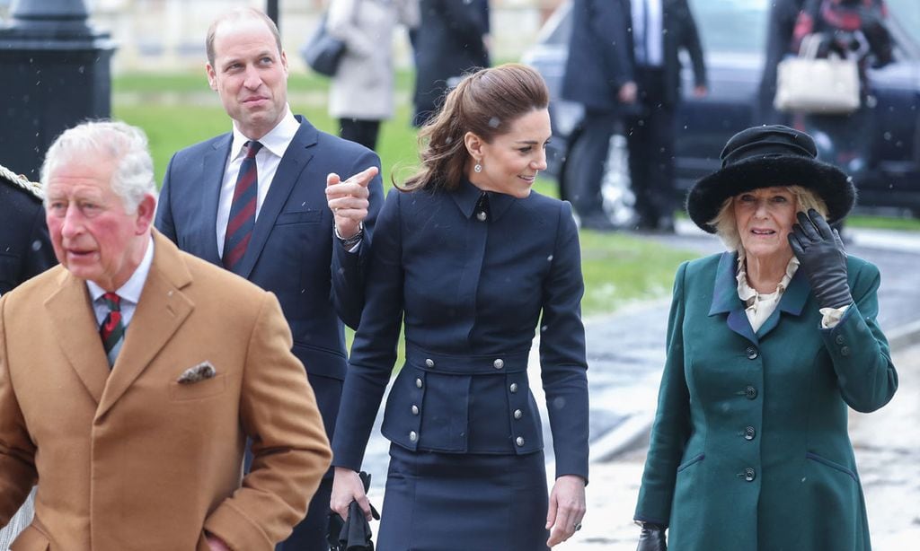 El potente significado tras estas imágenes de los duques de Cambridge con Carlos y Camilla