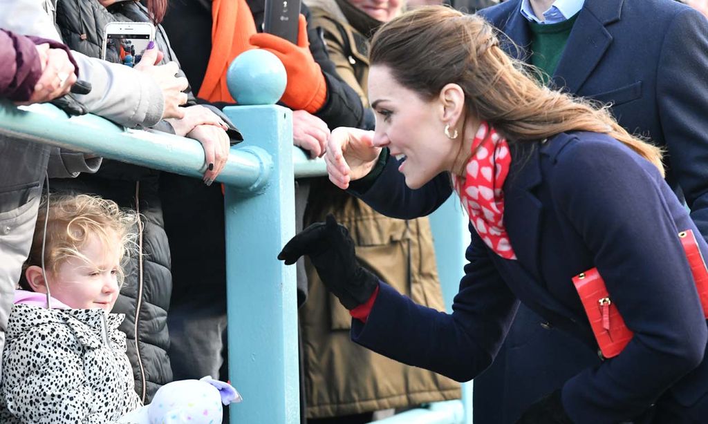 Kate Middleton, con el bolso en su mano izquierda