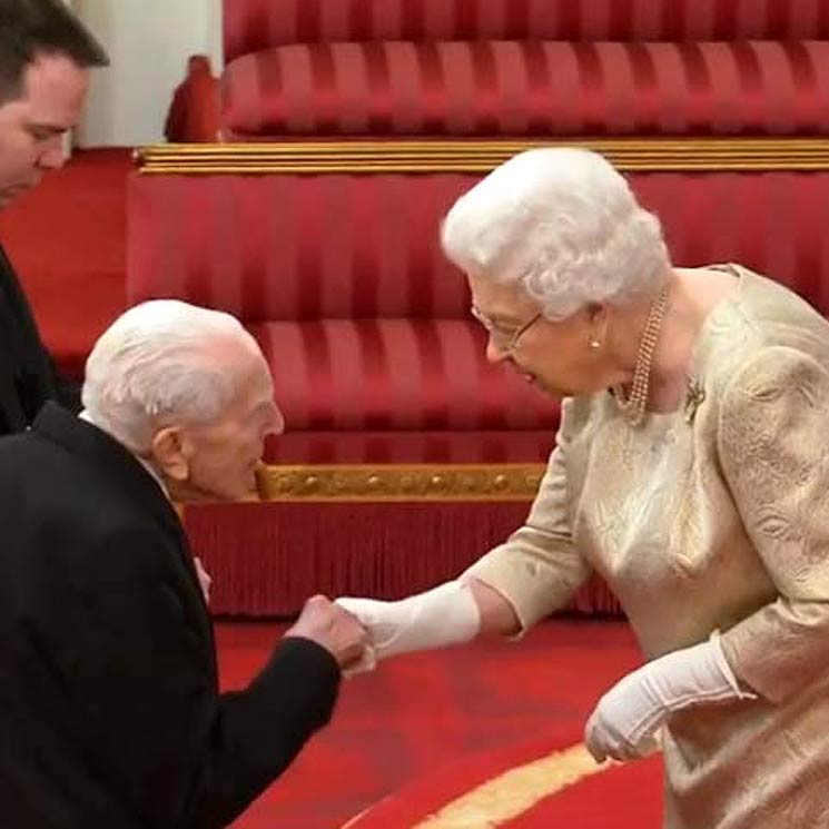Isabel II, con guantes por primera vez en una ceremonia de investidura ¿es una medida contra el coronavirus?