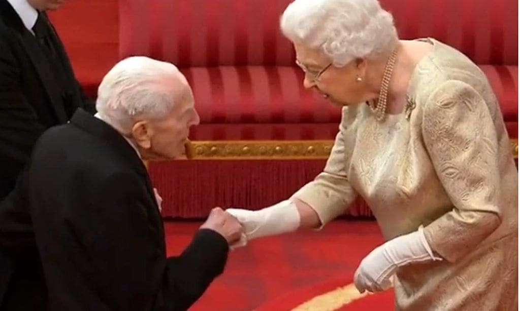 Isabel II, con guantes en una ceremonia en Buckingham ¿Se trata de una medida contra el coronavirus?