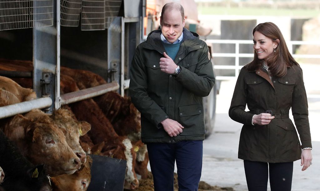 Los duques de Cambridge, entre fogones, vacas y ping pong, en su segundo día de visita en Irlanda