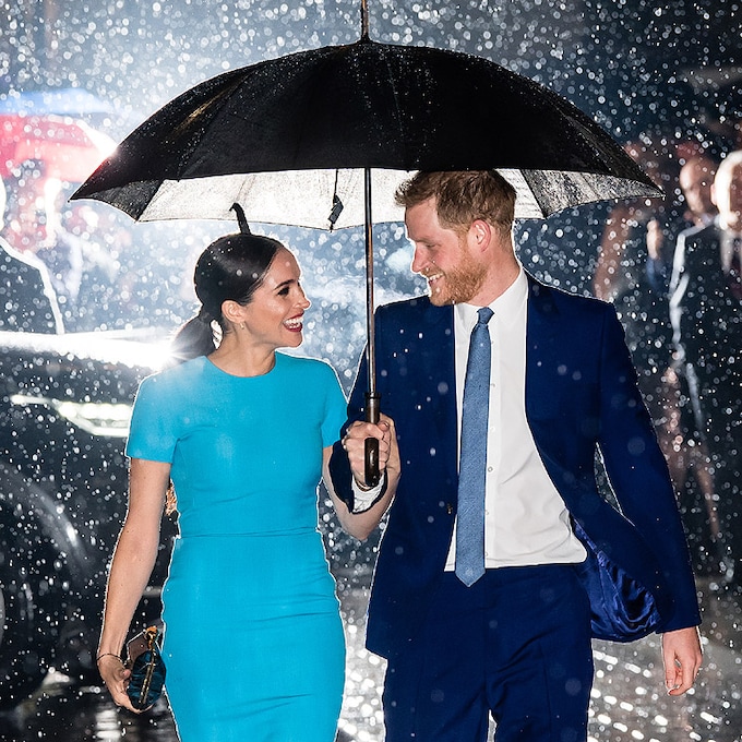 Cómplices, sonrientes y bajo la lluvia: la esperada reaparición de Meghan junto a Harry en Reino Unido