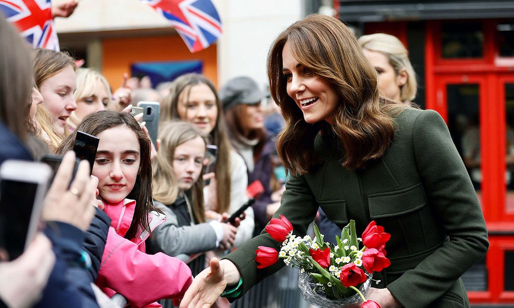 La duquesa de Cambridge y su divertida conversación con una niña como Charlotte