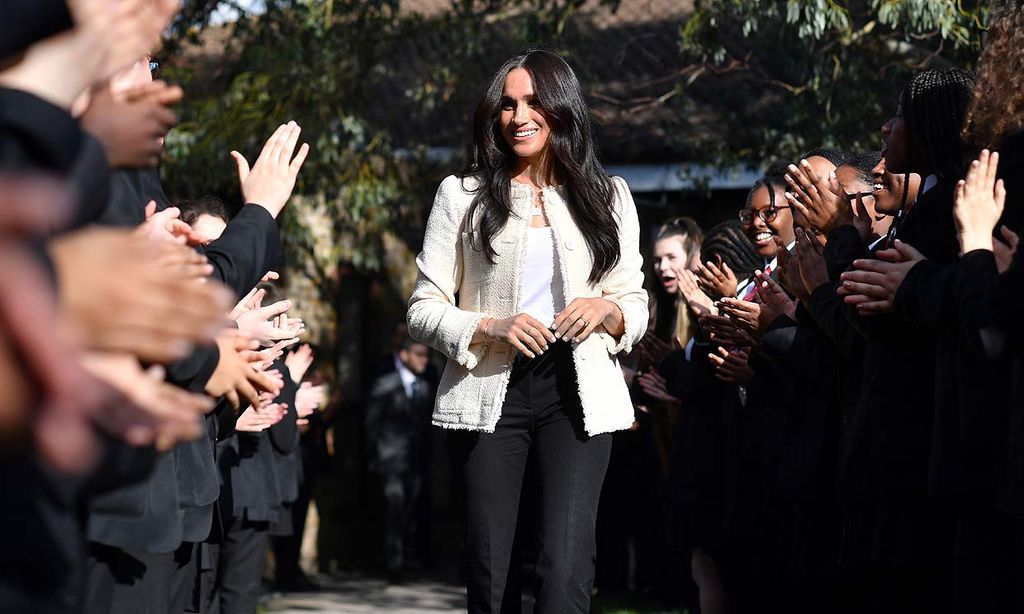 El inspirador discurso por la igualdad de la duquesa de Sussex en su visita sorpresa a un colegio