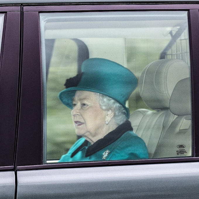 La reina Isabel II pone rumbo a Windsor, una semana antes de lo previsto, para sus vacaciones de Pascua