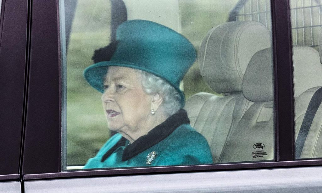 La reina Isabel II pone rumbo a Windsor, una semana antes de lo previsto, para sus vacaciones de Pascua