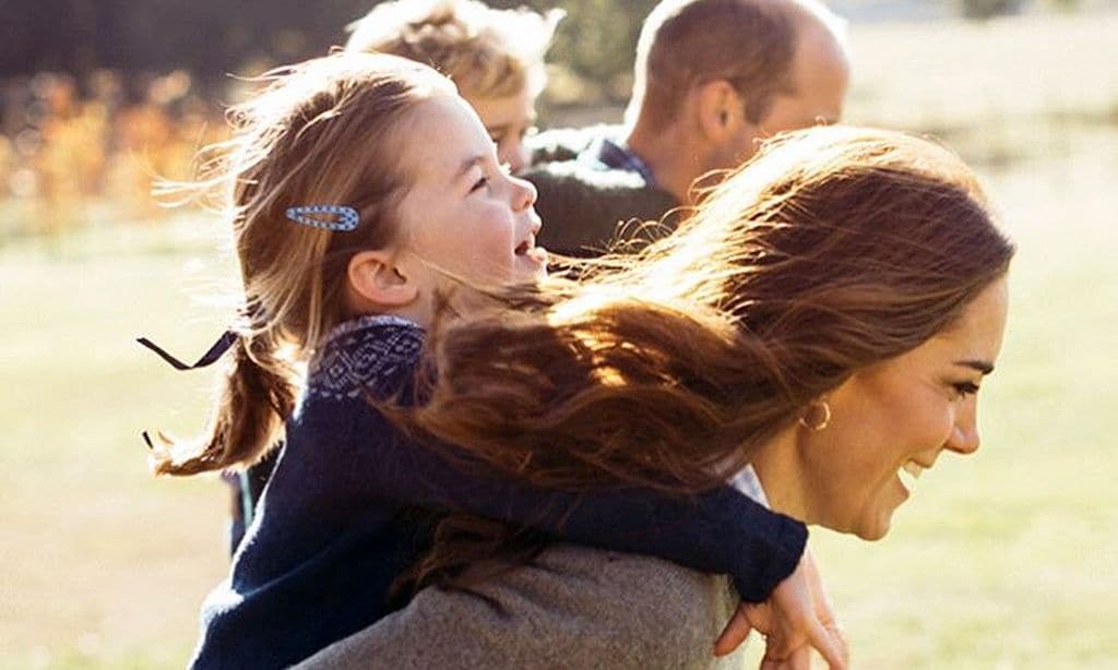 Los duques de Cambridge comparten una foto inédita y la preciosa felicitación de George a su madre