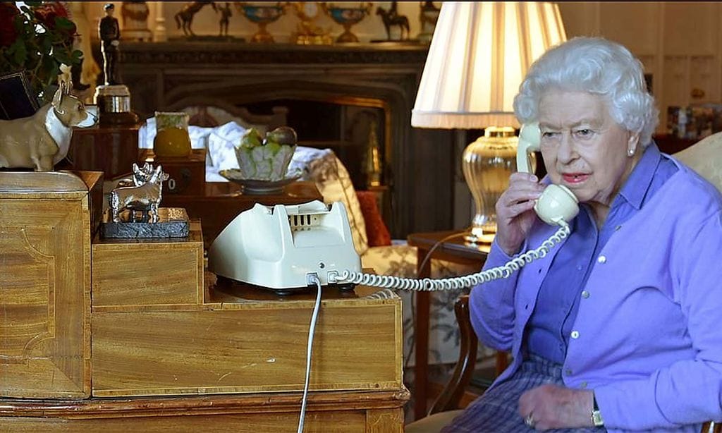 Desde Windsor y por teléfono: la atípica audiencia de Isabel II y Boris Johnson