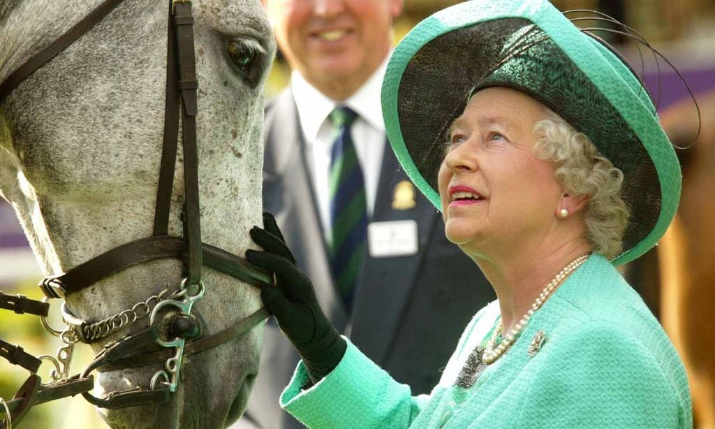 Isabel II con uno de sus adorados caballos