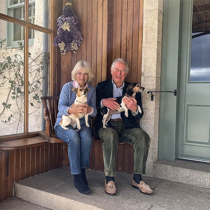 En el porche de su casa y con sus perros: la imagen del aniversario del príncipe Carlos y su esposa