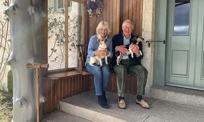 En el porche de su casa y con sus perros: la imagen del aniversario del príncipe Carlos y su esposa