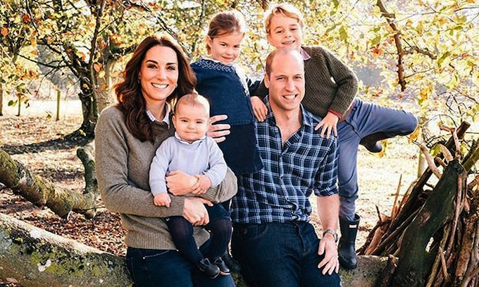 Lo duques de Cambridge con sus hijos