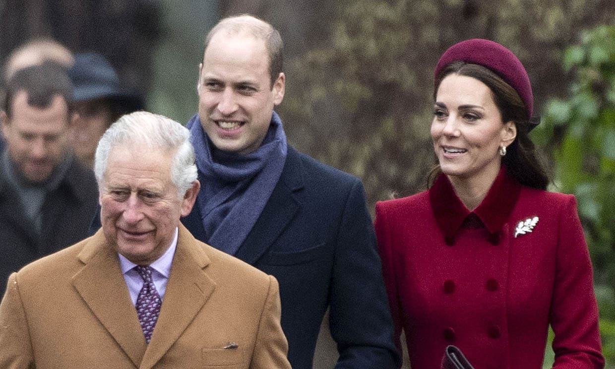 Los duques de Cambridge tras el príncipe Carlos