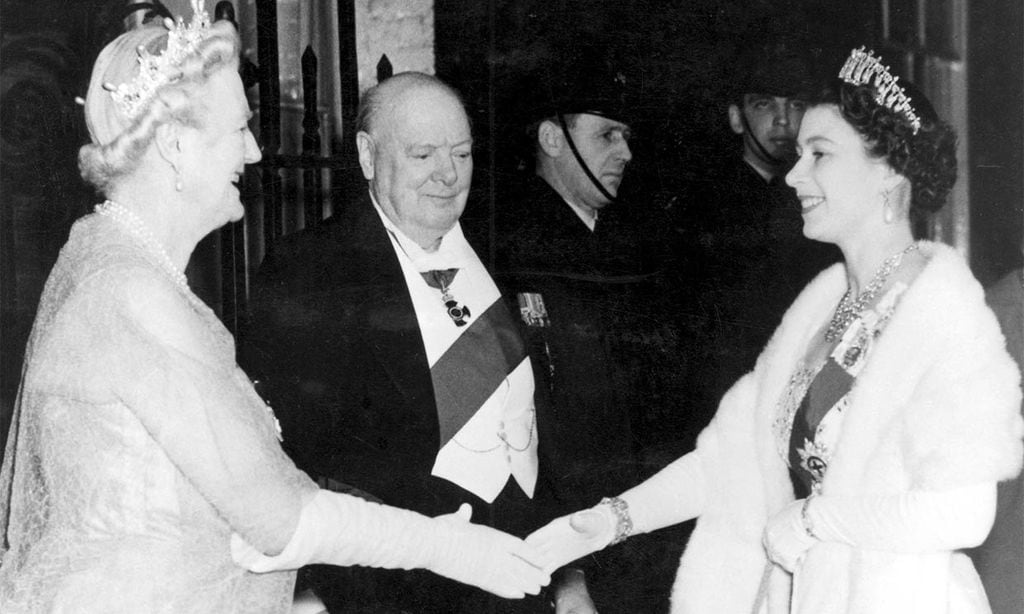 Isabel II con Winston Churchill