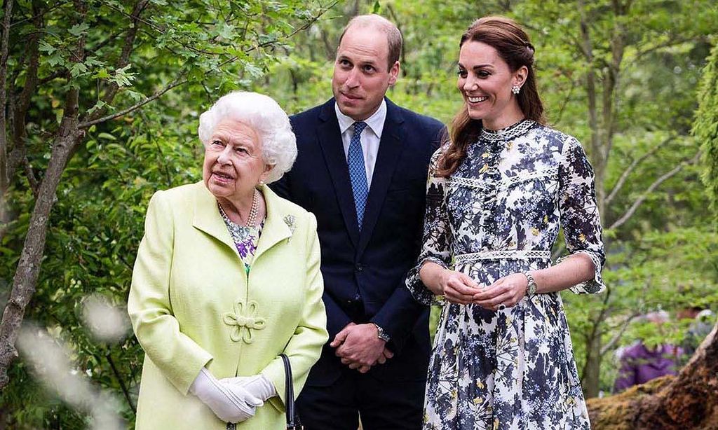 Los duques de Cambridge y el príncipe Carlos felicitan a la Reina con las imágenes más entrañables