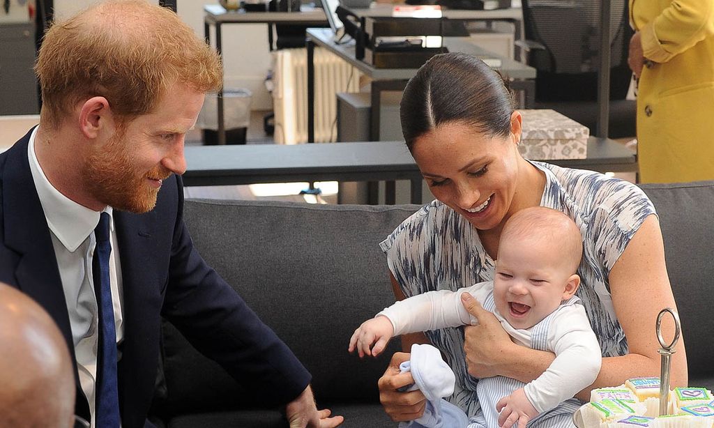El pequeño Archie y los Duques felicitan 'virtualmente' a la reina Isabel desde Los Ángeles