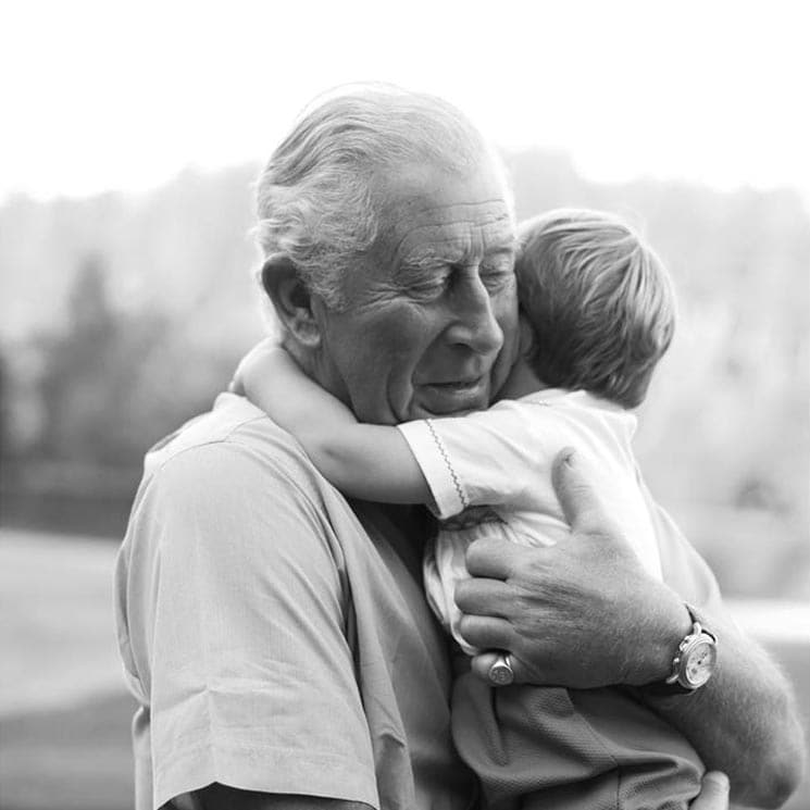 El príncipe Carlos abraza en la distancia a su nieto Louis por su cumpleaños
