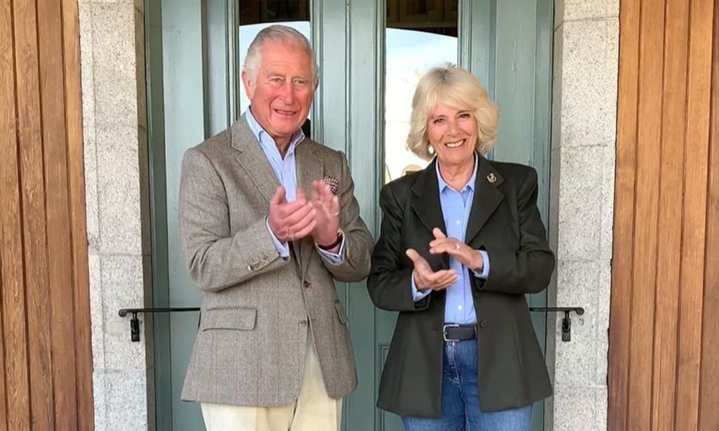 El Principe Carlos Y La Duquesa De Cornualles Se Unen Al Aplauso Solidario