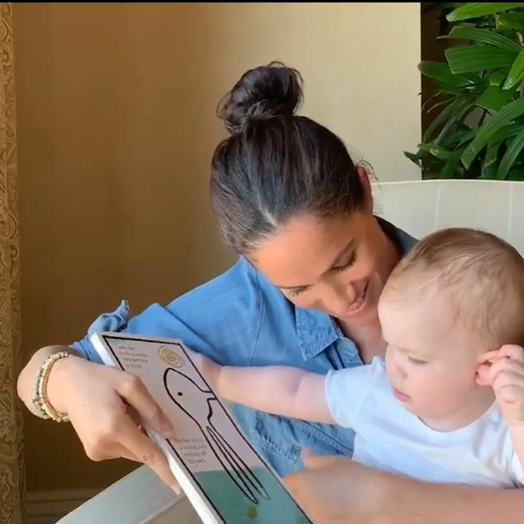 ¡Adorable! El vídeo de Archie leyendo un cuento con Meghan Markle al cumplir un añito