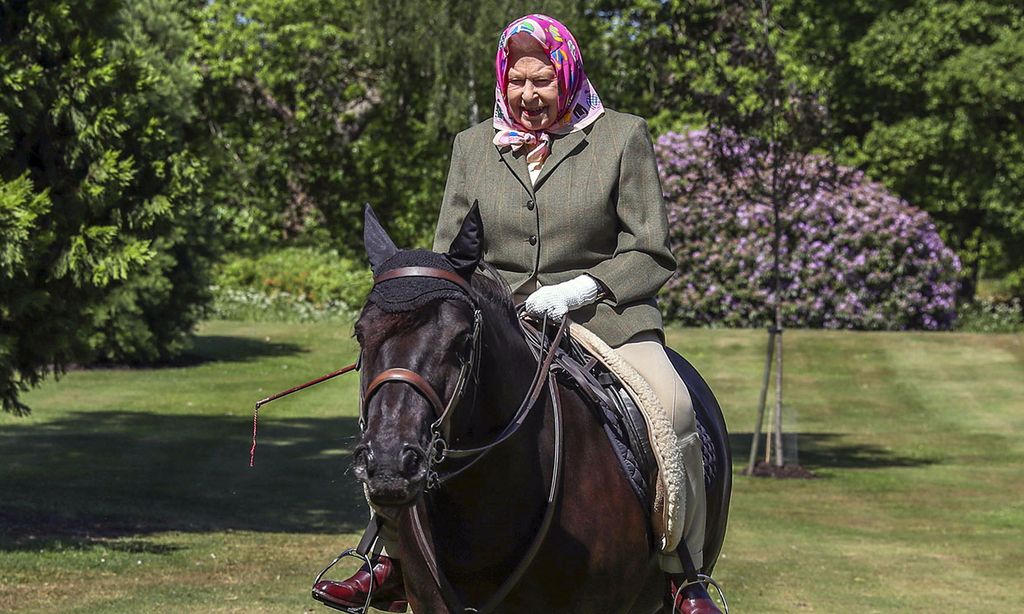 El paseo en poni de Isabel II a sus 94 años