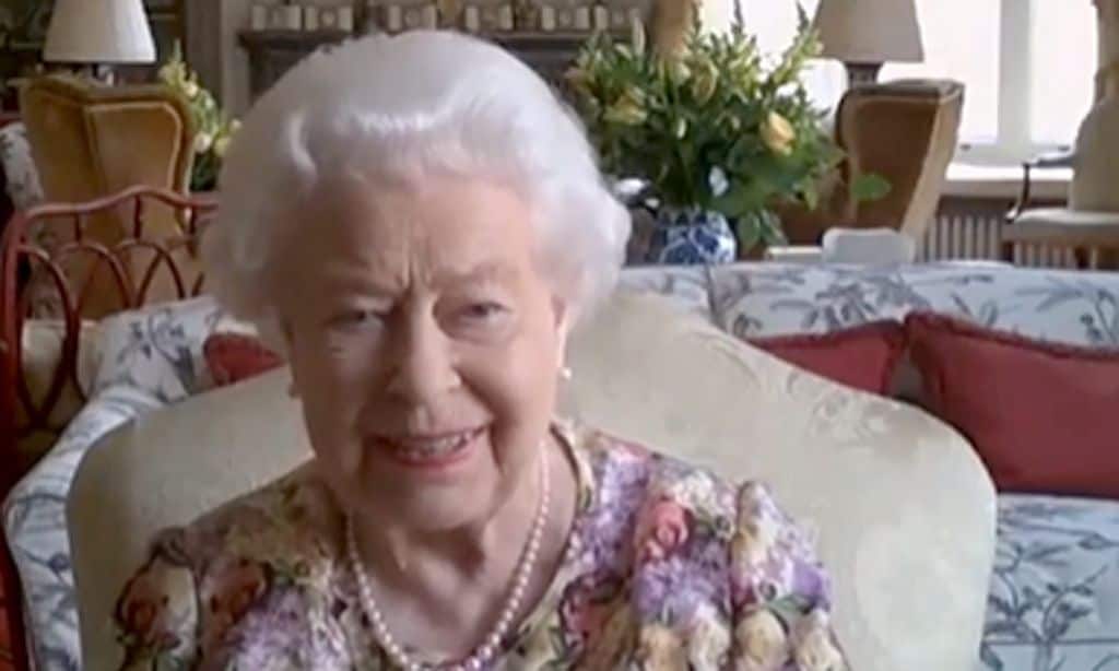 Isabel II, una Reina a la última, realiza su primera videollamada a los 94 años