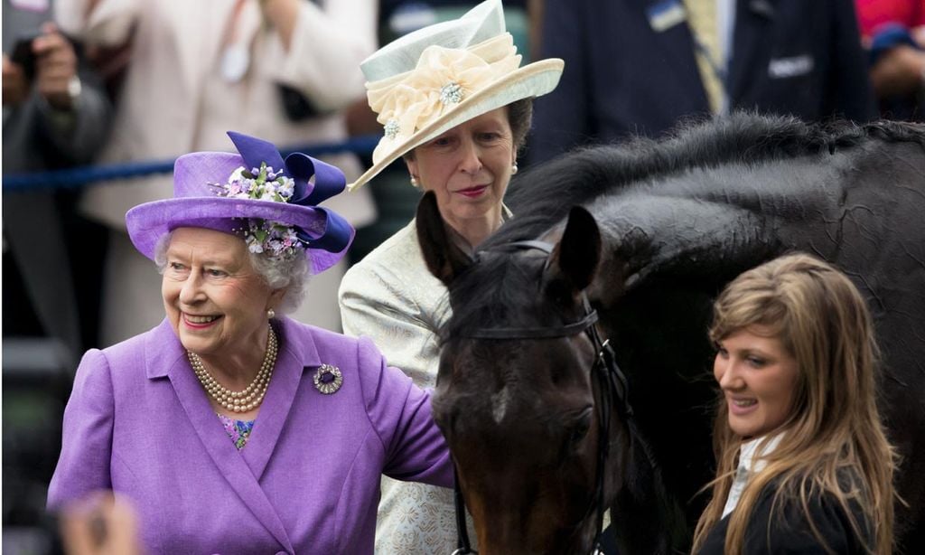 Isabel II y la princesa Ana en Ascot