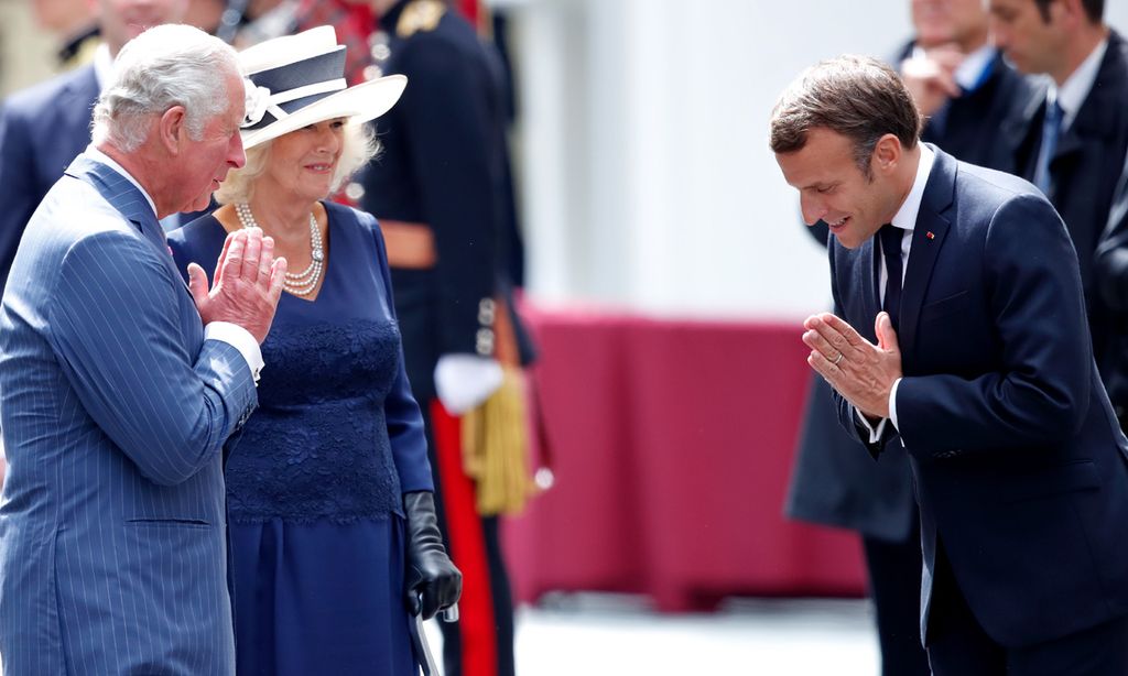 Carlos de Inglaterra y Emmanuel Macron, un encuentro marcado por una notable ausencia y muchos 'namasté'