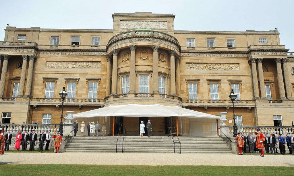 Isabel II lanza su propia 'ginebra real' elaborada en el Palacio de Buckingham