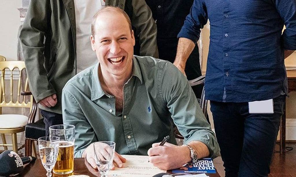 Con unas pintas de cerveza y en su salón: la nueva monarquía que encarna el príncipe Guillermo plasmada en este vídeo
