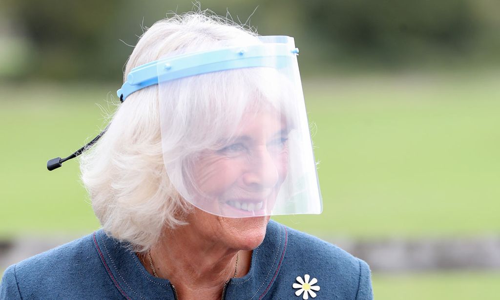La duquesa de Cornualles cambia la mascarilla por la pantalla protectora para que la vean sonreír