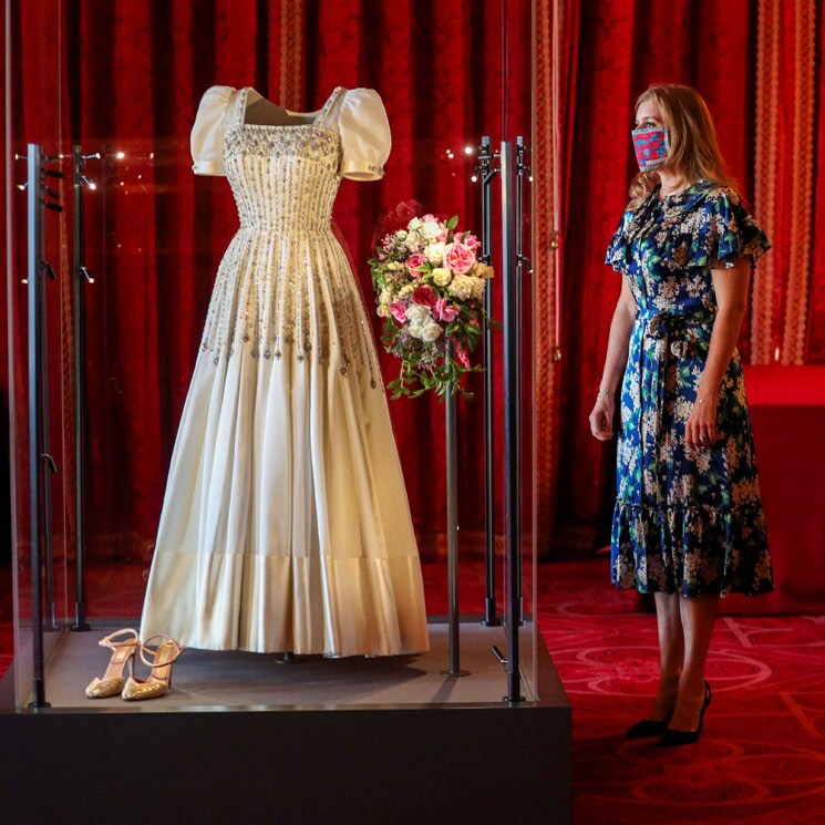 Beatriz de York posa junto a su vestido de novia dos meses después de dar el 'sí, quiero' por sorpresa