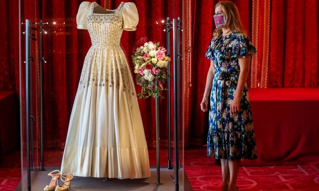 Beatriz de York posa junto a su vestido de novia dos meses después de dar el 'sí, quiero' por sorpresa