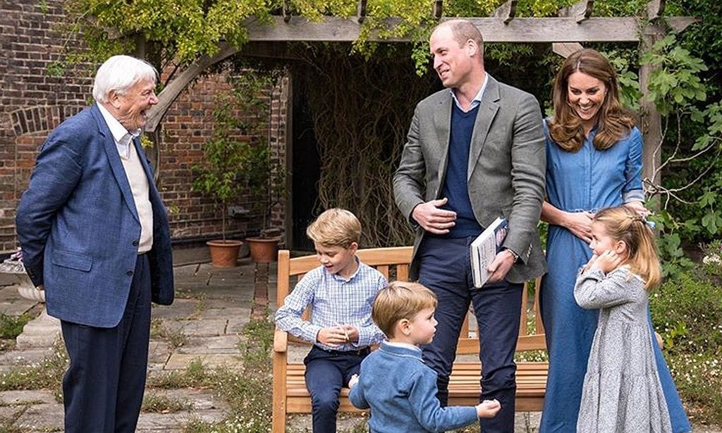 George, Charlotte y Louis de Cambridge conocen a su ídolo en su primer estreno de cine (y alucinan)