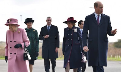 Isabel II, acompañada del príncipe Guillermo, acude a su primer acto oficial tras siete meses de confinamiento