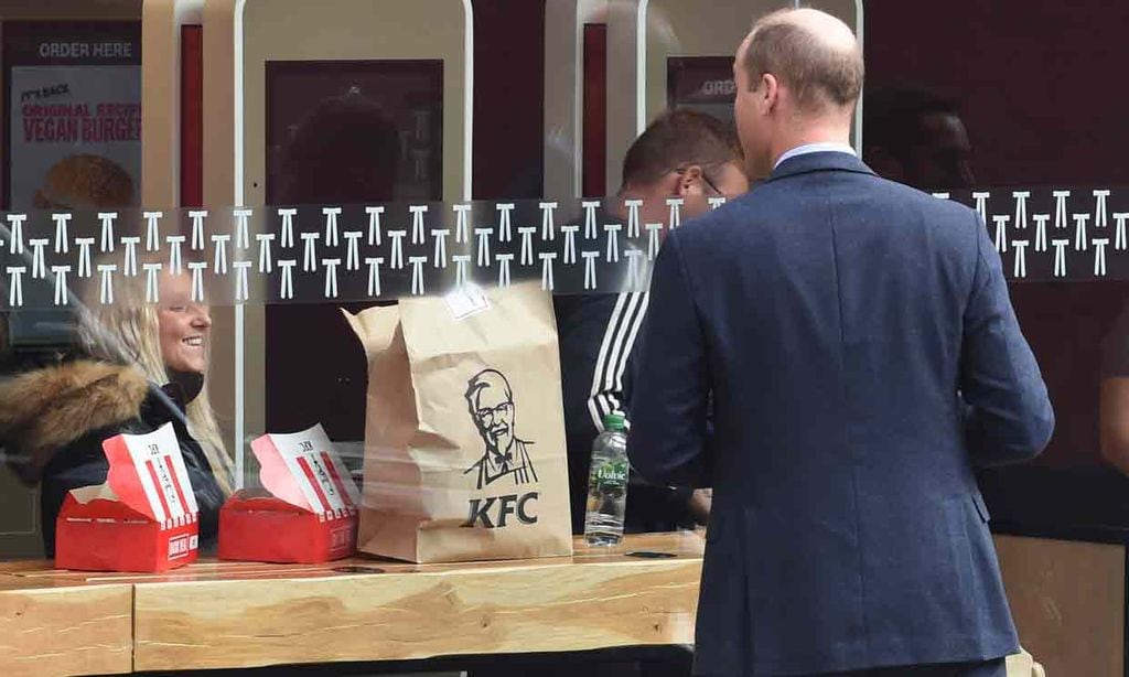 ¡Menudo hambre! El príncipe Guillermo sorprende a los clientes de una cadena de comida rápida