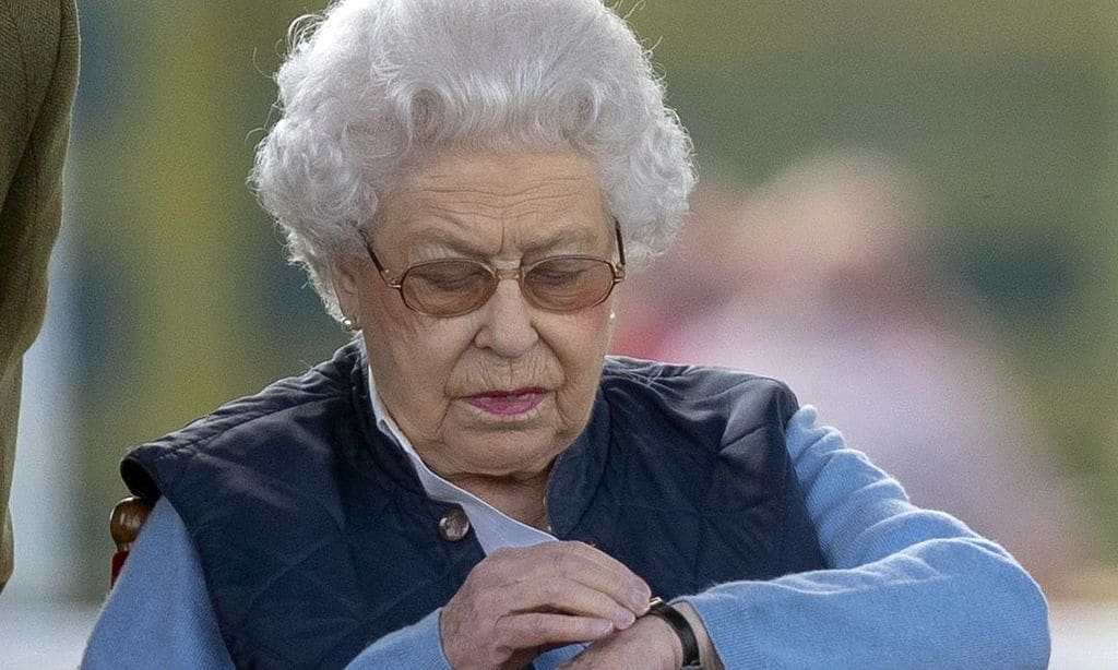En 'casa' de Isabel II también se cambia la hora este fin de semana... ¡a más de 1.000 relojes y a mano!