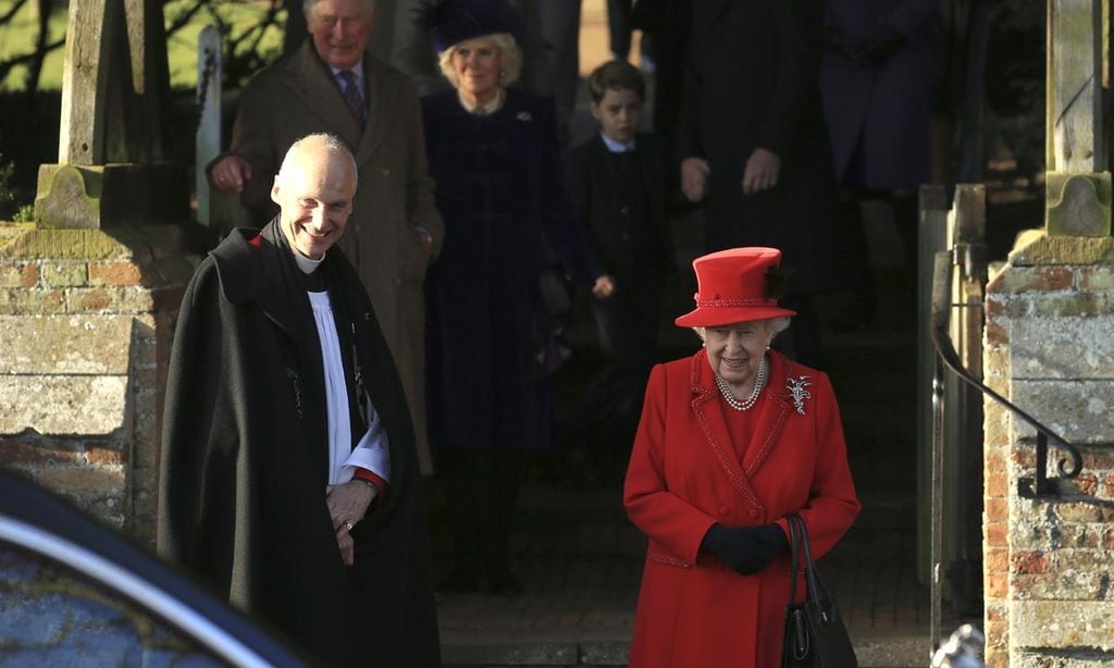 Isabel II ve como una de sus tradiciones más arraigadas pende de un hilo