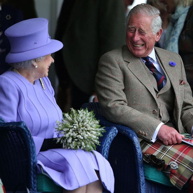 La nostálgica (y tierna) fotografía con la que Isabel II felicita el cumpleaños a Carlos de Inglaterra 