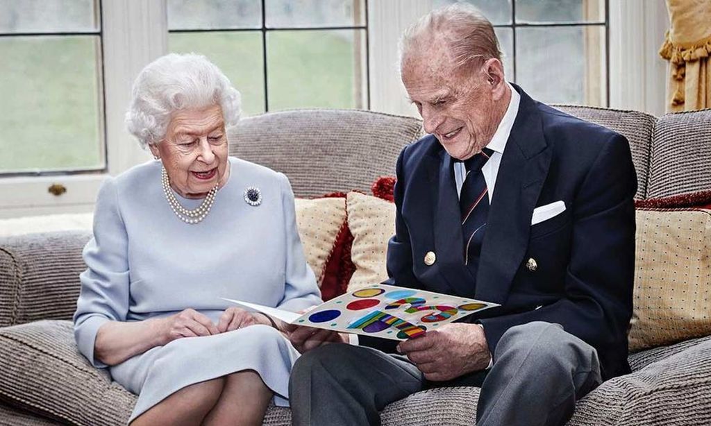 https://www.hola.com/imagenes/realeza/casa_inglesa/20201120179604/reina-isabel-ii-felipe-edimburgo-aniversario-boda/0-891-684/isabel-ii-t.jpg?filter=w600