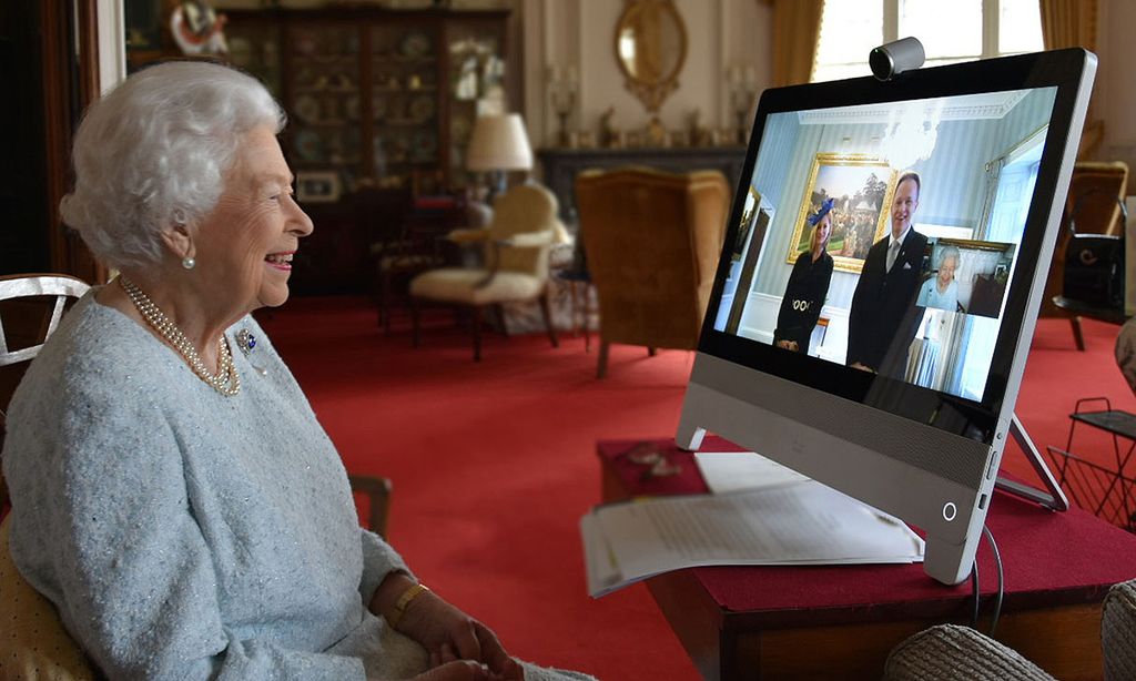 ¡Nunca es tarde para innovar! Isabel II sorprende con sus primeras audiencias virtuales